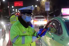 男子涉嫌酒驾逃逸，交警追车发生死亡事故，家属状告交警队图片