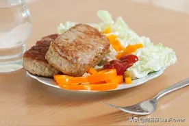 我在俄罗斯菜市场认识的卖肉大妈，靠一个摊位养活了一家人图片