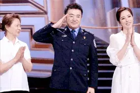 2004年任长霞牺牲，4年后丈夫随她而去，如今唯一儿子主动当片警图片