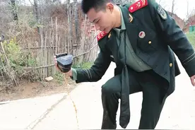 休假武警战士勇救落水儿童，奋不顾身的样子又帅又让人心疼图片