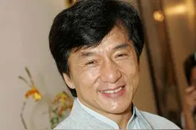 成龙防备妻子18年，一通电话让他放下防备，交出了百亿资产图片
