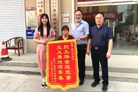 她是消防员的女儿，危急关头，她三闯火海，救了一家店图片