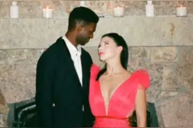 盖茨20岁女儿和黑人男友情人节撒狗粮！男友咧着大嘴笑，千金真美图片