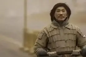 沙尘暴有多野？网友:吸进一口气，吐出半块砖！图片