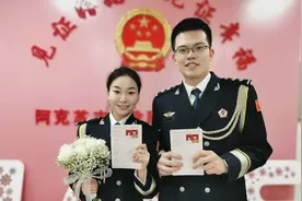 他们在警察节领证，组成双警家庭图片