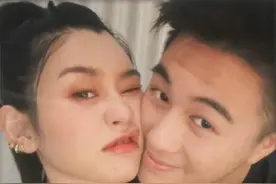 奚梦瑶晒与何猷君合照庆生，夫妻俩贴脸拥抱，甜蜜又幸福图片