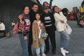 洗米华家人近况曝光，洗米嫂新年带家翁游香港，子女同行三代同堂图片
