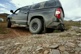 “天路”川藏线上废弃的汽车，为何没人敢捡？当地人：你捡个试试图片