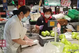 比优特超市：每天40吨蔬菜保供应 百余员工分拣忙图片