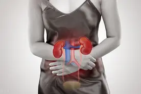 排尿很黄、异味很大？或是身体向你暗示这3件事，医生：尽快排查图片