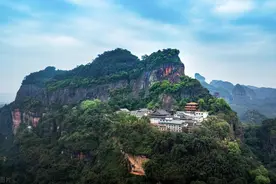 进入原始森林：徒步黄草岭的宁静与美丽图片