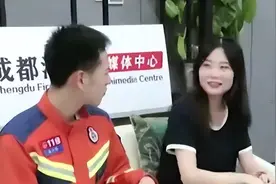 网友祝福：这就是缘分！汶川地震幸存女孩14年后义肢被卡求助消防员,最终收获爱情图片