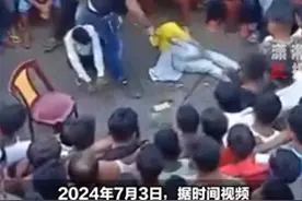 太魔幻！印度一对男女因不正当关系被公开处以私刑，屁股都开花了图片