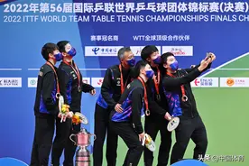 「图集」成都世乒赛男团颁奖现场：秦志戬与弟子玩自拍 刘国梁笑逐颜开 马龙、林高远哥俩好图片