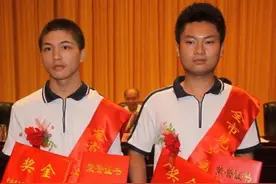 8年前，江西2位“夺刀少年”，因救全车人错过高考，现在如何了？图片