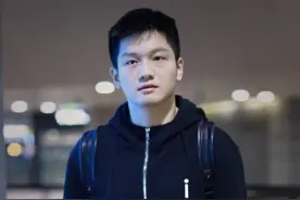 樊振东亲送韩国乒坛美女球衣，女方叫他东哥，渴望与他组跨国混双图片