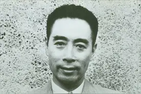 美国官员问周总理：中国人为何喜欢低头走路？总理的回答令他脸红图片