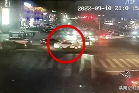 江苏泰州：晚上9点，警车在街头一路疾驰图片