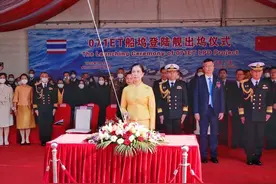 沪东造船厂一片红色，2万吨巨舰出坞，泰国海军赞不绝口图片