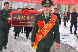 他18岁当兵，第二年入党，第三年荣立个人三等功，第四年荣立个人一等功，第五年保送读军校。图片