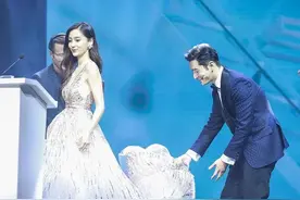男星走红毯有风险！帮女星提裙显情商，吴京直男、沈腾杜江太尴尬图片