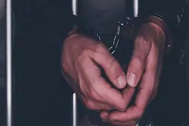 印度女子在医院生产，医生一看产妇身份证立马报警，“丈夫”被捕图片