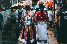 在贵州，少数民族占总人口多大比例？什么族人口最多？图片