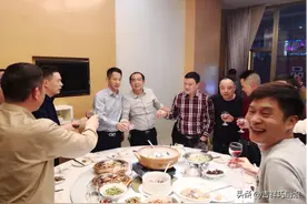 建议男人：跟领导喝酒应酬时，这3件事不要做，得罪人还显没眼色图片