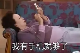 老人沉迷“刷屏”差点高位截瘫，“手机养老”太危险图片
