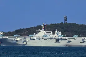 登陆重器，解放军两栖攻击势不可当，075两攻能装多少登陆部队？图片