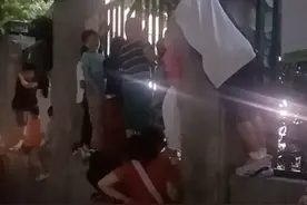 要爬墙才能看的六一晚会，未免变味了图片