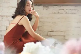 38岁大龄剩女哭诉：我一再降低自己要求，却依旧没人要！图片