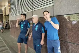 意外！阿根廷教练组刚亮相中国就被追捧，入乡随俗接受球迷递烟图片
