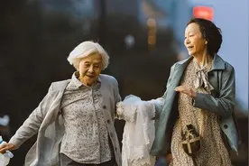 85岁母亲，又重新当了一回“妈妈”：母爱的意义，藏在3次顿悟中图片