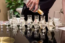 酒桌为什么都爱配苏打水？只有老酒友才知道，白酒就该这么喝图片