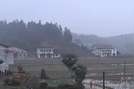 湖南农村流传“白衣女鬼”诡异传闻，记者前往探查，无意得知真相图片