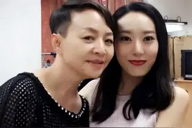 宋丹丹儿媳王博谷：嫁给小7岁的巴图，38岁生二胎，被婆婆宠成宝图片
