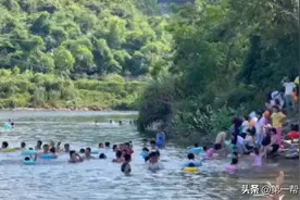 饮用水源沦为“天然泳池”？游客无视警示牌、劝导，依旧我行我素图片