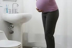 尿液不仅能验孕，颜色还能反映身体状况，孕妈如厕后不妨回头看看图片
