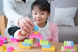 心理学家：不要给孩子买太多玩具！选择合适的玩具，孩子玩得欢图片