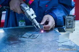 月薪过万招不到焊接师傅，焊工成为当下的香饽饽，为何无人愿意来图片
