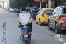 广西玉林：情侣电动车上熊抱骑行 太危险️！图片