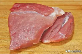 瘦肉切成小块，往电饭锅里一放，出锅真是太香了，营养开胃又解馋图片