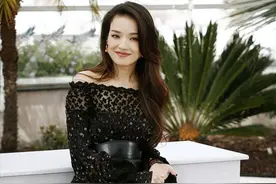 “舒淇”真是“魔鬼身材”，穿黑色一字肩连衣裙，好身材令人心动图片