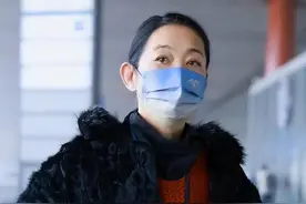倪萍独自现身机场，打扮时尚身形消瘦，随身戴血氧仪状态引担忧图片