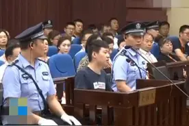 7年前，一小伙刺死当面侮辱母亲的流氓，从无期改判5年，现状如何图片