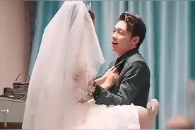 震撼！新郎惊呆眼前：新娘竟然穿婚纱玩扑克！图片