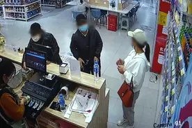 “三个女人一台戏”，这次是在超市上演“鬼手换钞”！监控拍得清清楚楚图片
