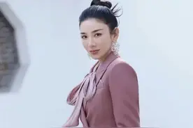 恭喜！46岁黄奕官宣恋情，发文称姐也有小男友了图片