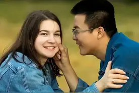 乌克兰美女远嫁中国农村，丈夫初中文凭，生两个混血宝宝当网红图片